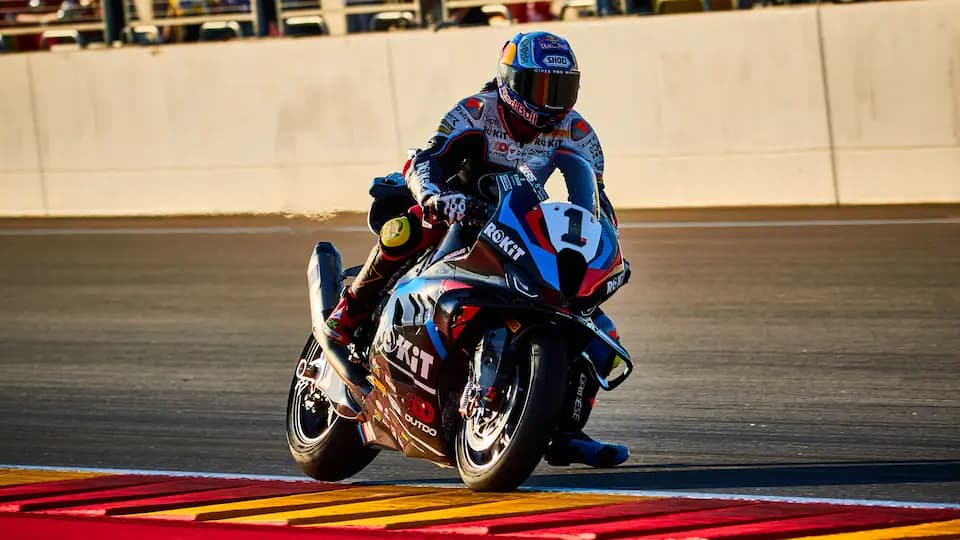Una moto de competición en plena curva